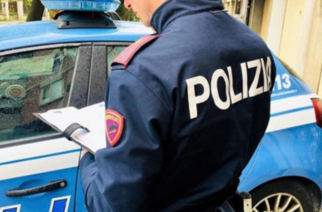 https://www.lanazione.it/image-service/view/acePublic/alias/contentid/ZDllYmVhYmEtOTEwYi00/0/polizia-immagine-di-repertorio.jpeg