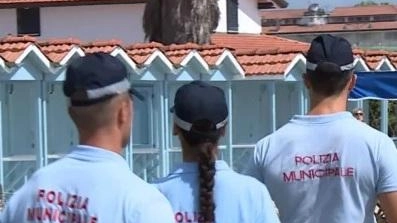 Si masturbava su una panchina alla fermata del bus in via Pascoli, in pieno centro. Un rumeno di 54 anni...