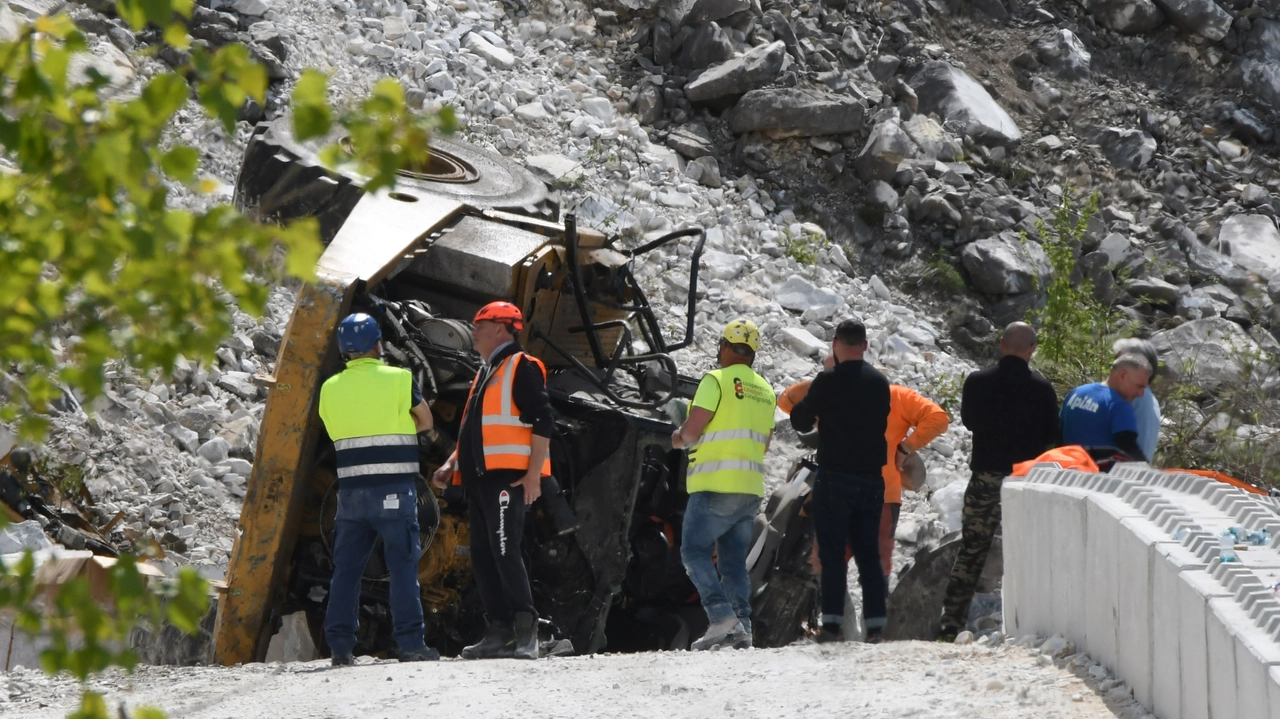 Precipita nel vuoto con il camion. Forse un malore, disposta l’autopsia