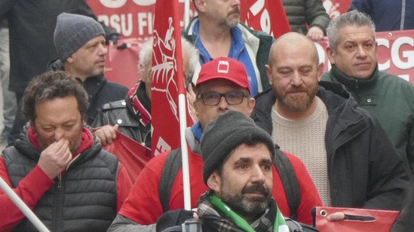 Un momento del corteo che si è snodato ieri mattina per le vie cittadine foto Attalmi Un momento del corteo che si è snodato ieri mattina per le vie cittadine foto Attalmi