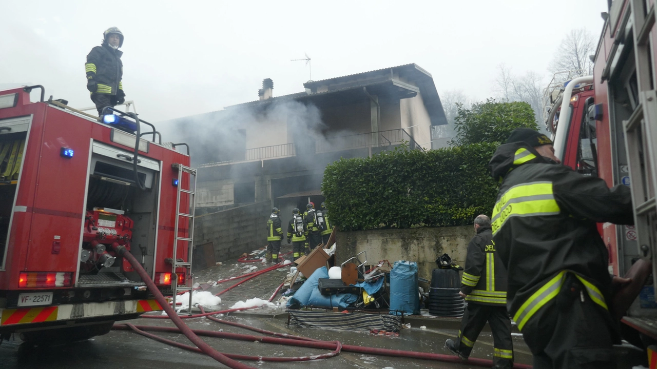 L'intervento dei vigili del fuoco nella villetta di Montepiano