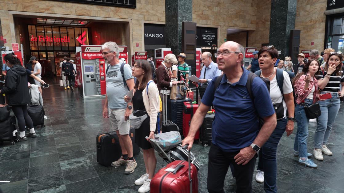 treni aumentano i viaggiatori per i funerali del papa 50 dalla toscana verso roma