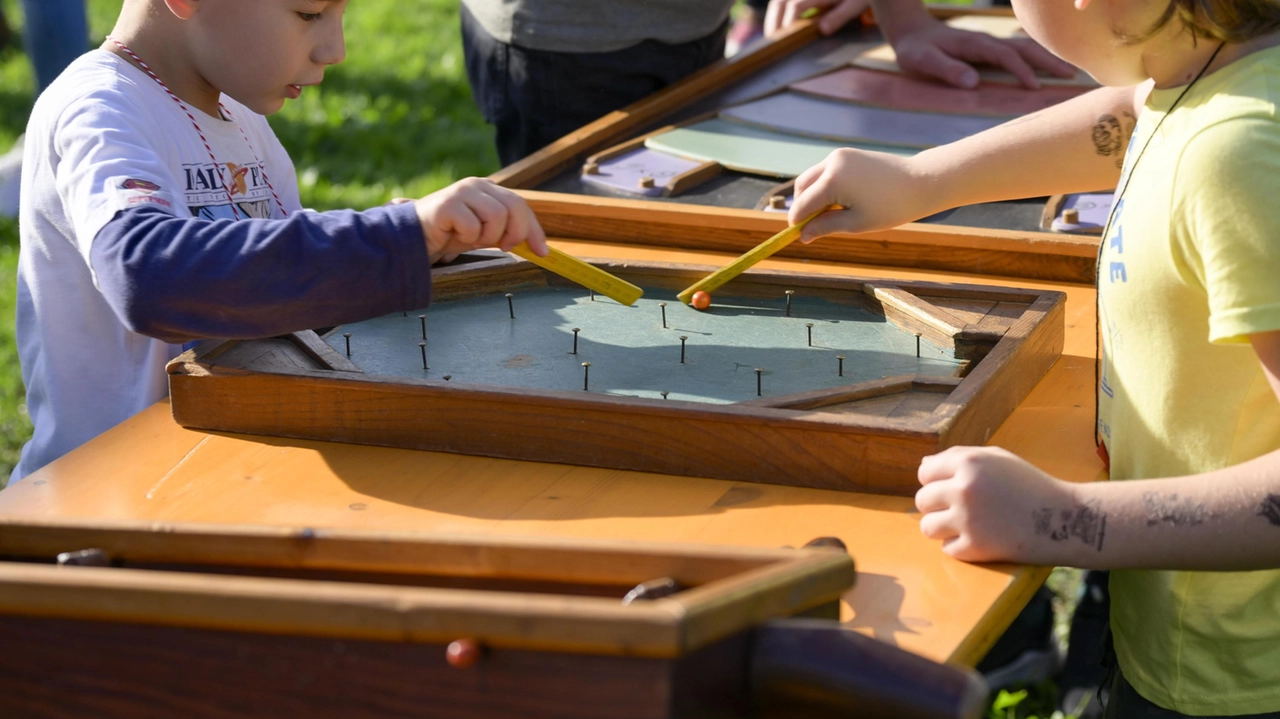 Due bambini si godono le attrazioni durante l’iniziativa ’Connessioni in gioco’ che si era svolta lo scorso ottobre a Bagno a Ripoli (FotoGermogli)