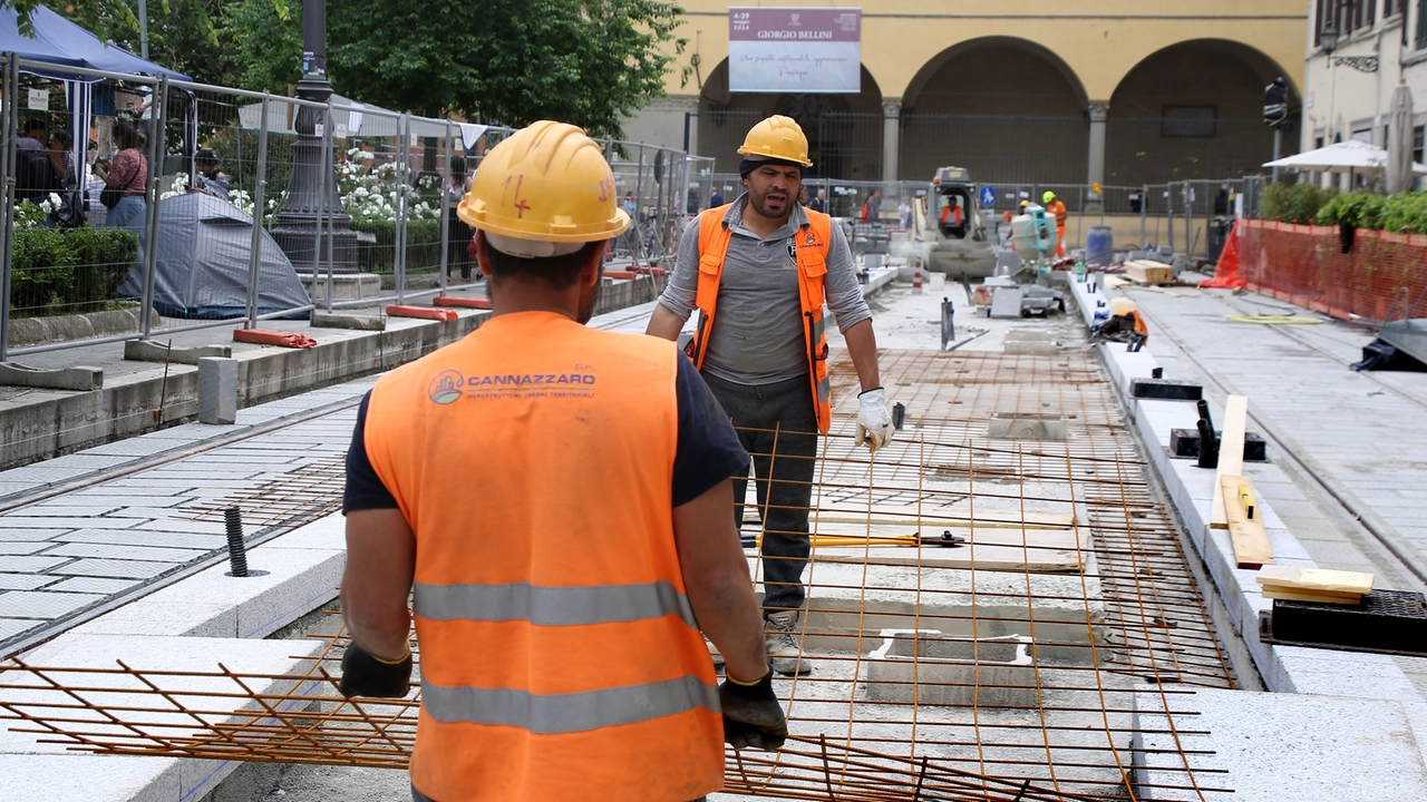 Operai al lavoro al cantiere della tramvia in piazza San Marco (Foto Marco Mori / New Press Photo) Operai al lavoro al cantiere della tramvia in piazza San Marco (Foto Marco Mori / New Press Photo)