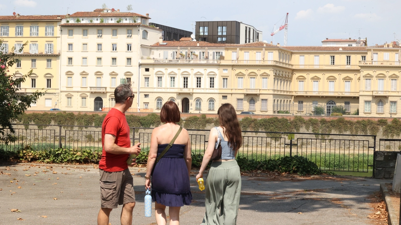 La torre nera si staglia su Corso Italia e il fiume Arno
