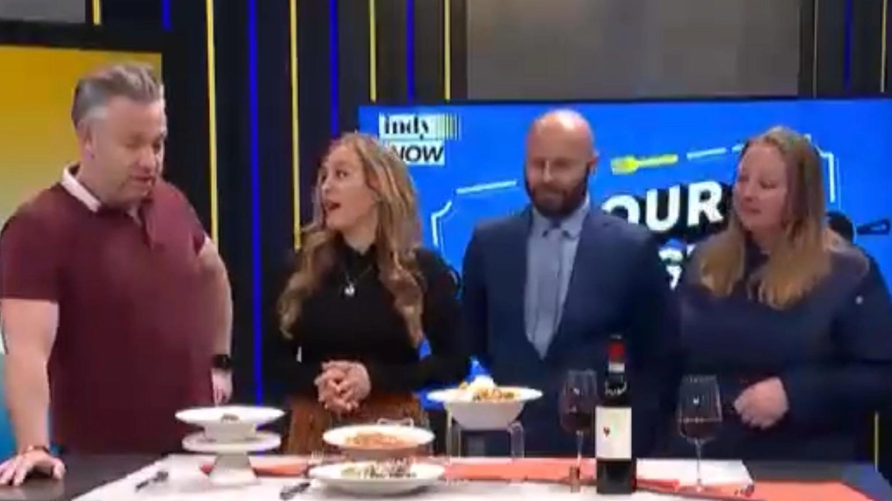 La cucina toscana sugli schermi televisivi Usa. Il merito va a Simone Lucarini ristoratore cortonese da anni titolare di un. locale nell’Indiana La cucina toscana sugli schermi televisivi Usa. Il merito va a Simone Lucarini ristoratore cortonese da anni titolare di un. locale nell’Indiana