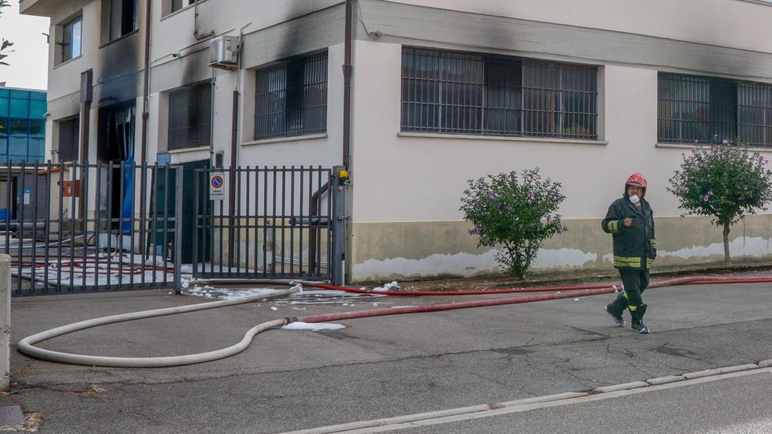 Rogo Malva, scatta la zona rossa. Danni e rischio contaminazione Rogo Malva, scatta la zona rossa. Danni e rischio contaminazione