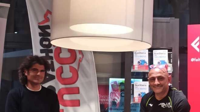 Il libro "Corsa e Coscienza: un incontro nel cuore" di Roberto Riccio, presentato a Lucca, promuove un approccio alla corsa come strumento di evoluzione personale. Riccio, ex avvocato, sottolinea l'importanza di unire la corsa alla coscienza.