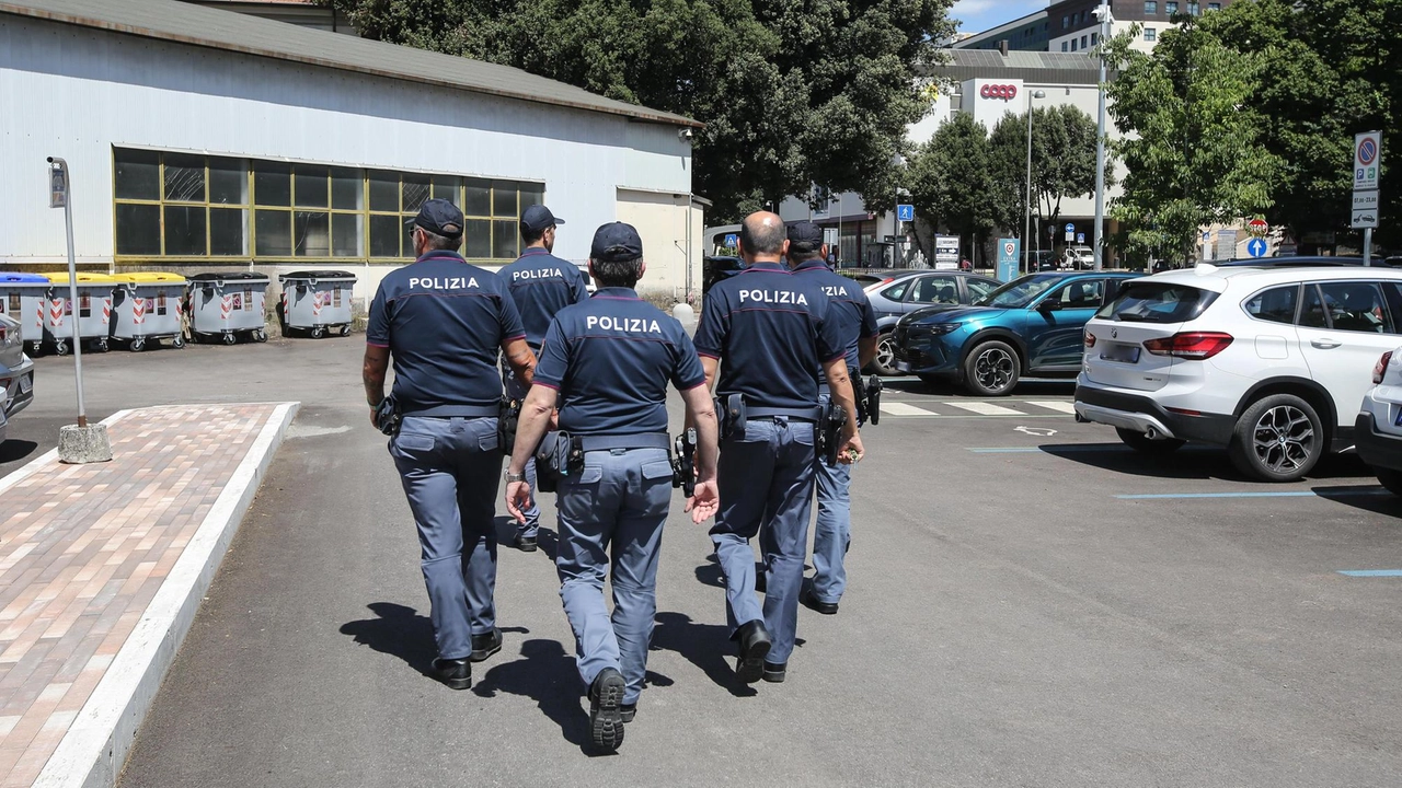 Intervento della polizia nella “zona rossa“ di Fontivegge Intervento della polizia nella “zona rossa“ di Fontivegge