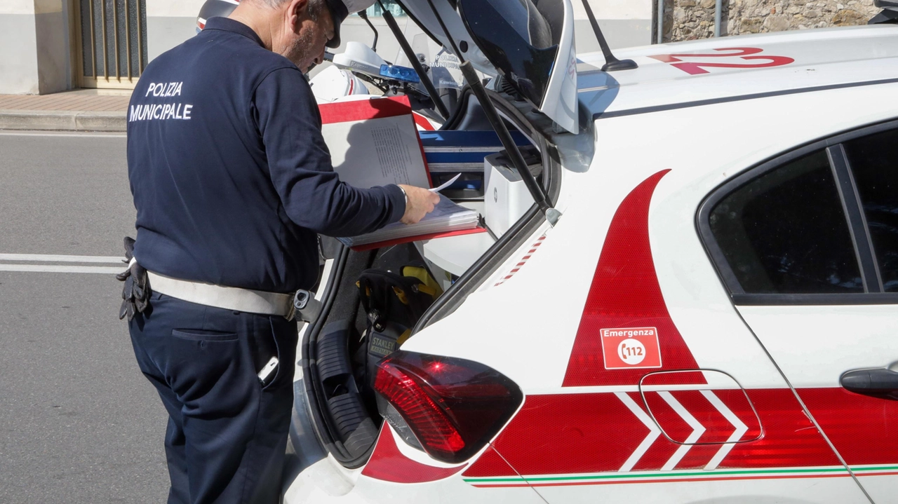 Sono intervenuti gli agenti della municipale (foto repertorio. ). In alto Alessandro Serenelli Sono intervenuti gli agenti della municipale (foto repertorio. ). In alto Alessandro Serenelli