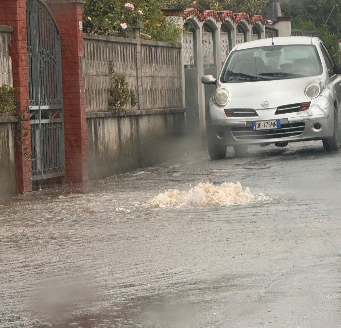 "Reflui fognari davanti casa a ogni pioggia"