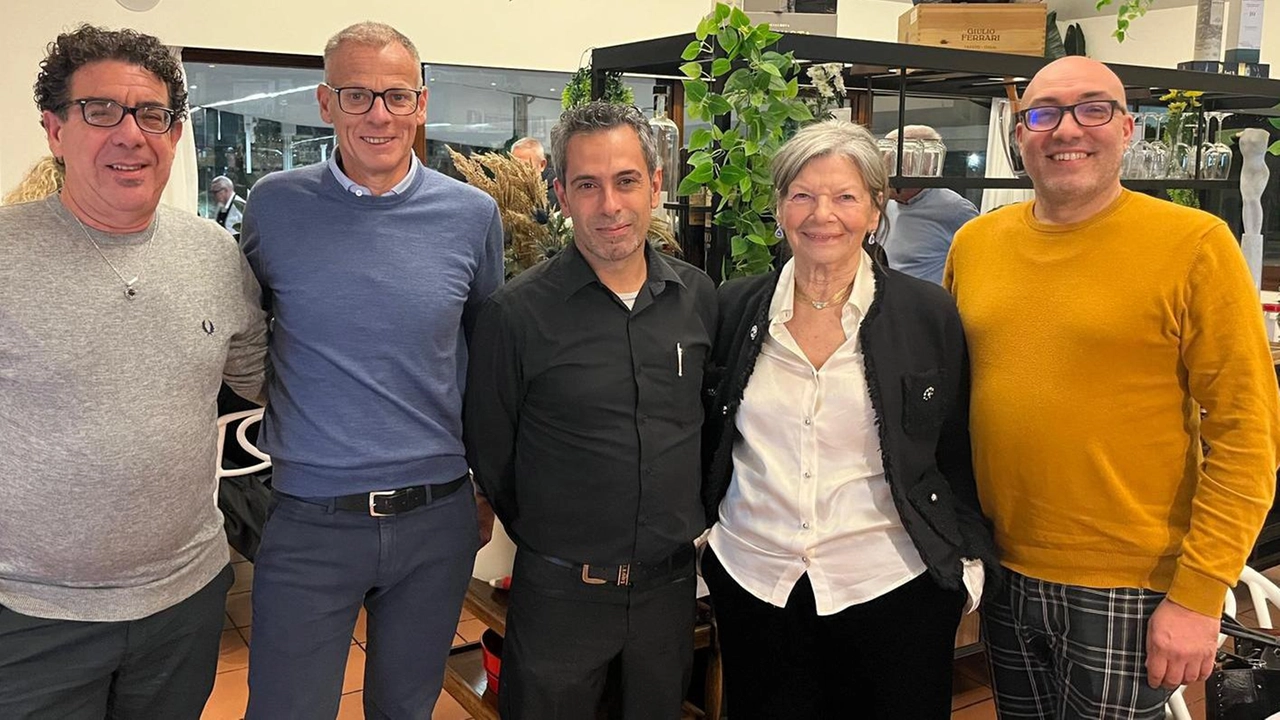 Alla cena al ristorante Venezia politici di ogni fazione per aiutare l’associazione. Raccolti 7mila euro, si prosegue con il crowdfunding Alla cena al ristorante Venezia politici di ogni fazione per aiutare l’associazione. Raccolti 7mila euro, si prosegue con il crowdfunding