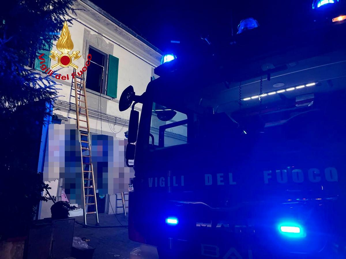 Empoli, incendio in appartamento: evacuata una famiglia Empoli, incendio in appartamento: evacuata una famiglia