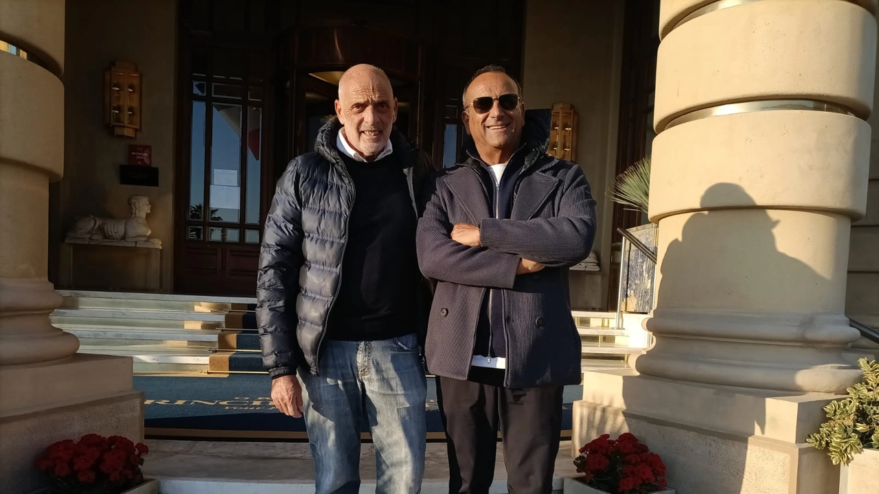 Carlo Conti, famiglia e amici per il re della Tv. Due giorni spensierati a Viareggio e in Versilia