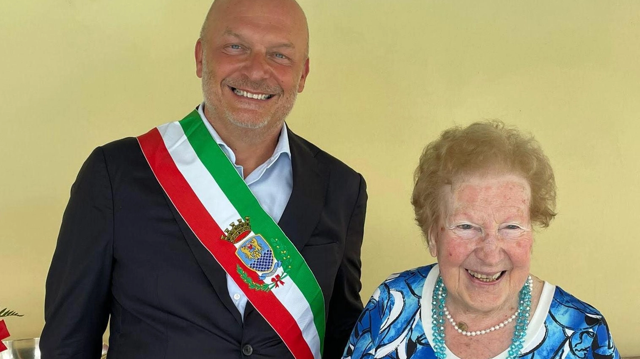 Nata a Monsummano. Ha lavorato da parrucchiera. il brindisi con tutta la famiglia. Nata a Monsummano. Ha lavorato da parrucchiera. il brindisi con tutta la famiglia.