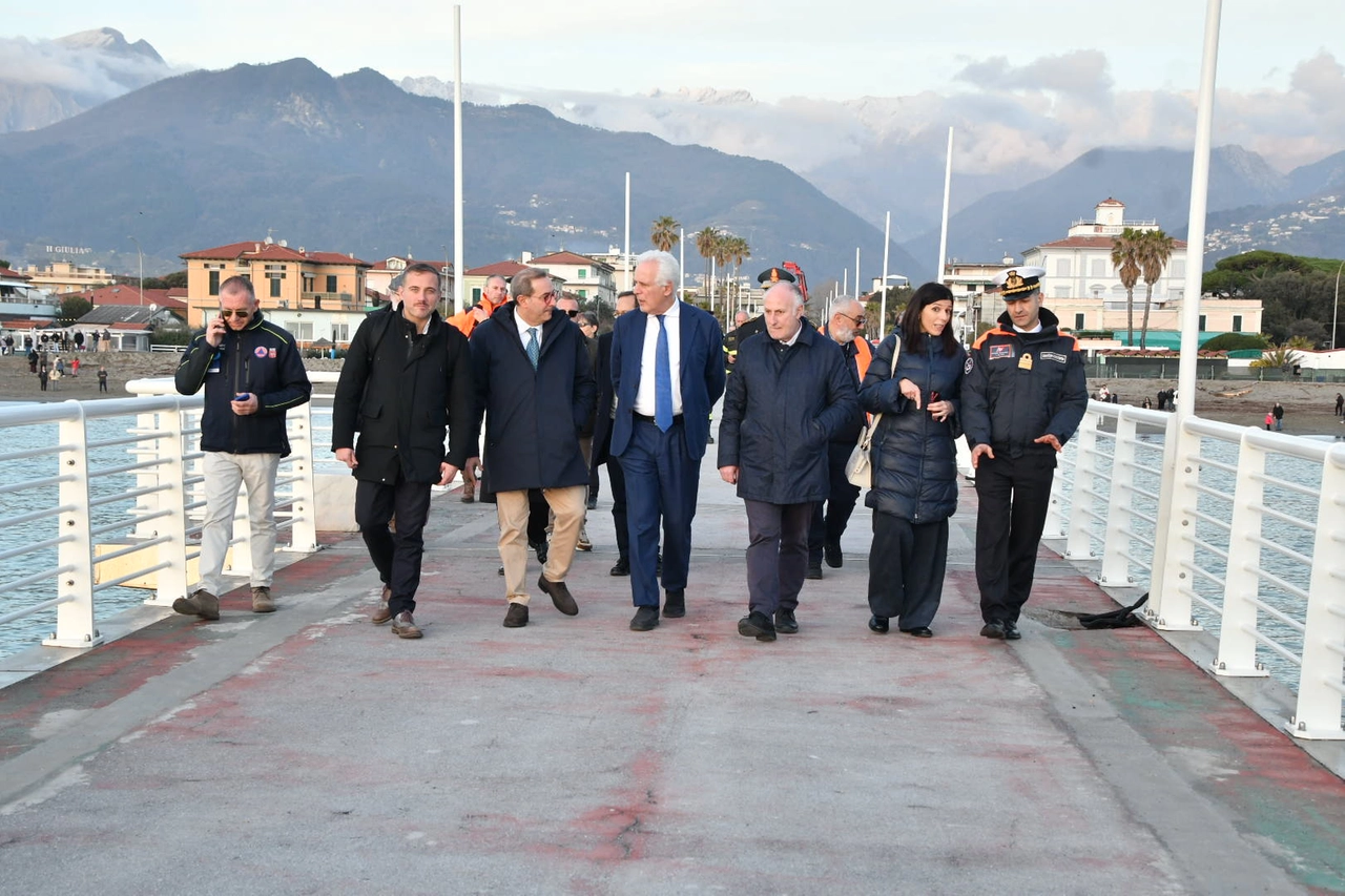 Sopralluogo del governatore sul pontile con l’assessora Monia Monni. Finanziamenti per la ricostruzione: “Saremo vicini alle istituzioni locali”
