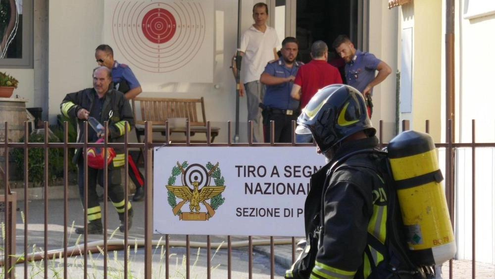 I soccorsi dei vigili del fuoco dopo l’incendio divampato al poligono di tiro di Galceti, a Prato I soccorsi dei vigili del fuoco dopo l’incendio divampato al poligono di tiro di Galceti, a Prato