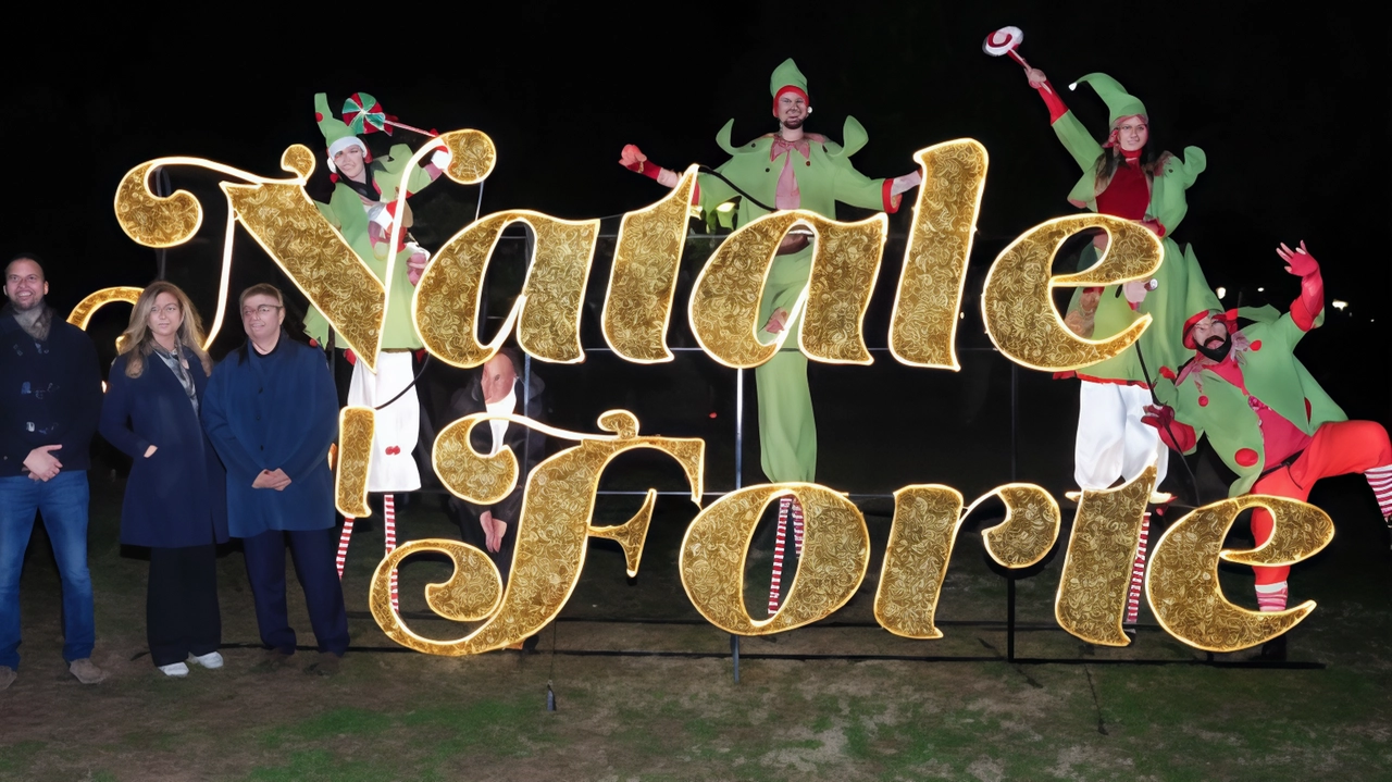 Due momenti della festa di Natale celebrata sabato sera a Forte dei Marmi col sindaco Murzi (. Foto Barbara Cardini) Due momenti della festa di Natale celebrata sabato sera a Forte dei Marmi col sindaco Murzi (. Foto Barbara Cardini)