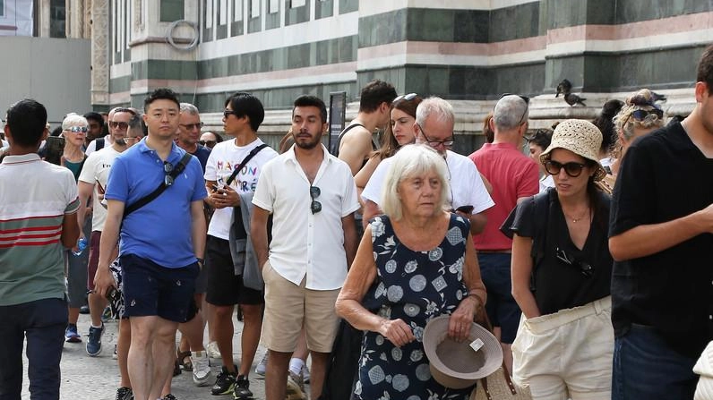 La sfida di Vicini: auricolari ai visitatori in modo che le guide non debbano utilizzare megafoni. Via al contenimento dei risciò. Intanto scatta la gara per la struttura panoramica alle Cascine. La sfida di Vicini: auricolari ai visitatori in modo che le guide non debbano utilizzare megafoni. Via al contenimento dei risciò. Intanto scatta la gara per la struttura panoramica alle Cascine.