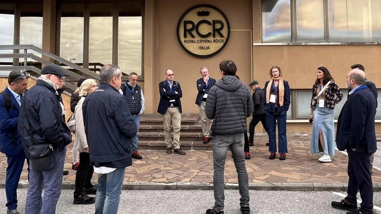 Un gruppo di 15 giornalisti di altrettante testate nazionali specializzate ha visitato i musei e le principali aziende di Colle: qui la delegazione alla Rcr Un gruppo di 15 giornalisti di altrettante testate nazionali specializzate ha visitato i musei e le principali aziende di Colle: qui la delegazione alla Rcr