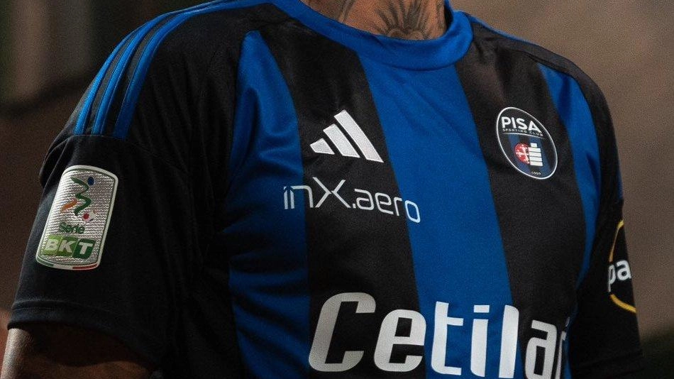 Il Pisa annuncia il ritorno del colore rosso sulla seconda maglia per la stagione 2024-2025, in omaggio alla bandiera della città. La divisa sarà presentata in un'amichevole contro l'Inter, senza la "croce tribolata". Una scelta romantica per avvicinarsi ai tifosi dopo le polemiche della scorsa stagione. Il Pisa annuncia il ritorno del colore rosso sulla seconda maglia per la stagione 2024-2025, in omaggio alla bandiera della città. La divisa sarà presentata in un'amichevole contro l'Inter, senza la "croce tribolata". Una scelta romantica per avvicinarsi ai tifosi dopo le polemiche della scorsa stagione.