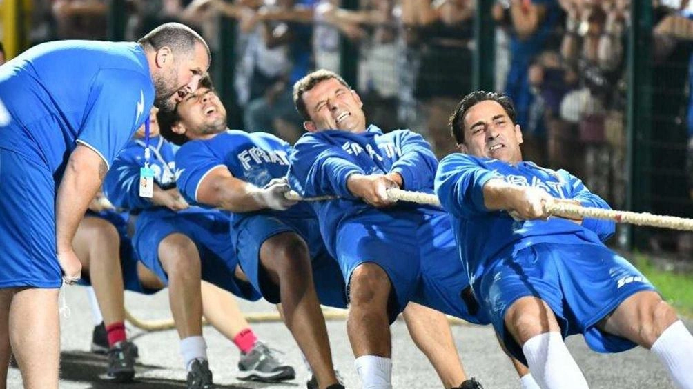 Palio dei Rioni. Si apre con tiro alla fune, gara con il cerchio e corsa con i sacchi
