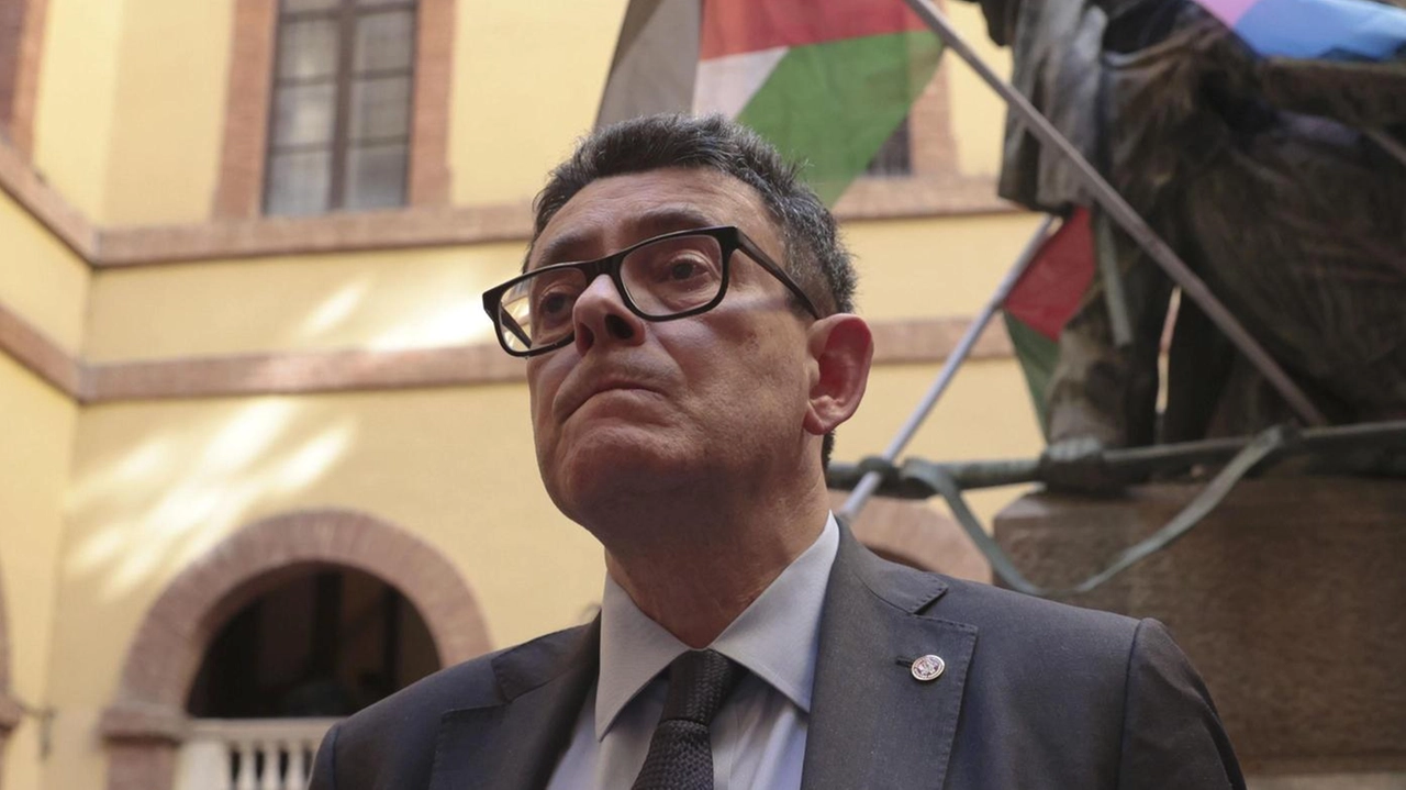 Il rettore Roberto Di Pietra. ha scritto una lettera agli studenti dove ha spiegato i motivi della decisione da parte del Senato accademico Il rettore Roberto Di Pietra. ha scritto una lettera agli studenti dove ha spiegato i motivi della decisione da parte del Senato accademico