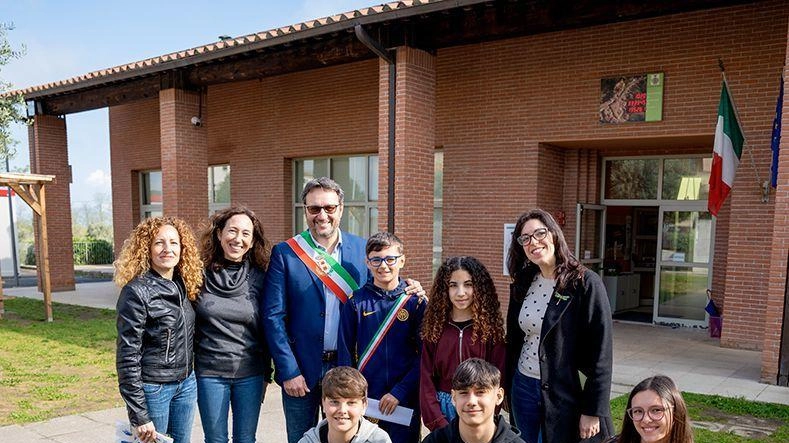 L’evento nel giardino della scuola Giovanni Paolo II. Alla cerimonia era presente il sindaco di Fauglia, Alberto Lenzi