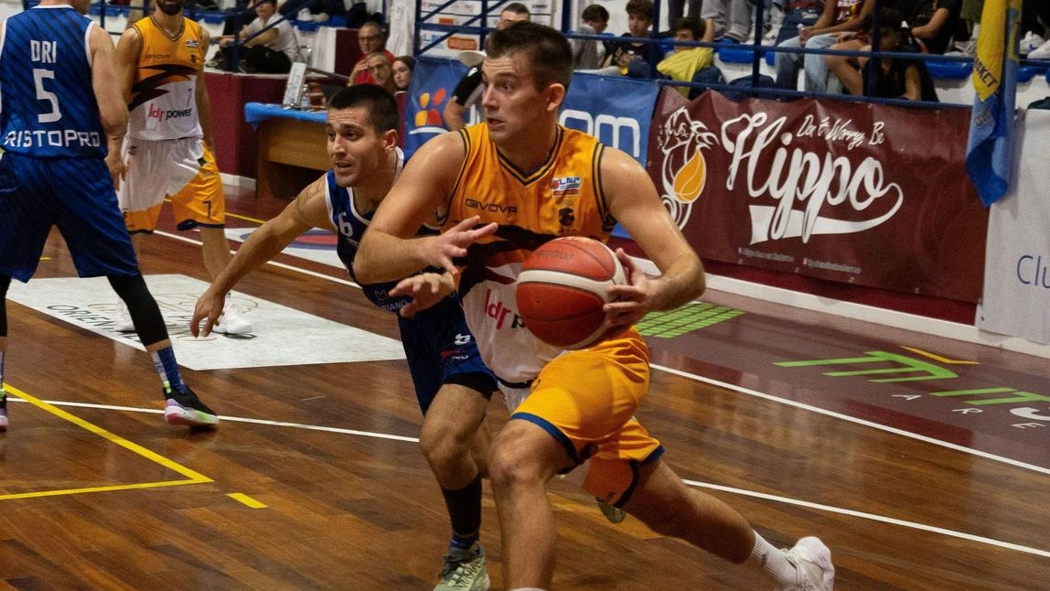 Giulio Candotto (nella foto) ritorna ai Bulls. La San Giobbe Chiusi ha infatti annunciato la firma della guardia classe... Giulio Candotto (nella foto) ritorna ai Bulls. La San Giobbe Chiusi ha infatti annunciato la firma della guardia classe...