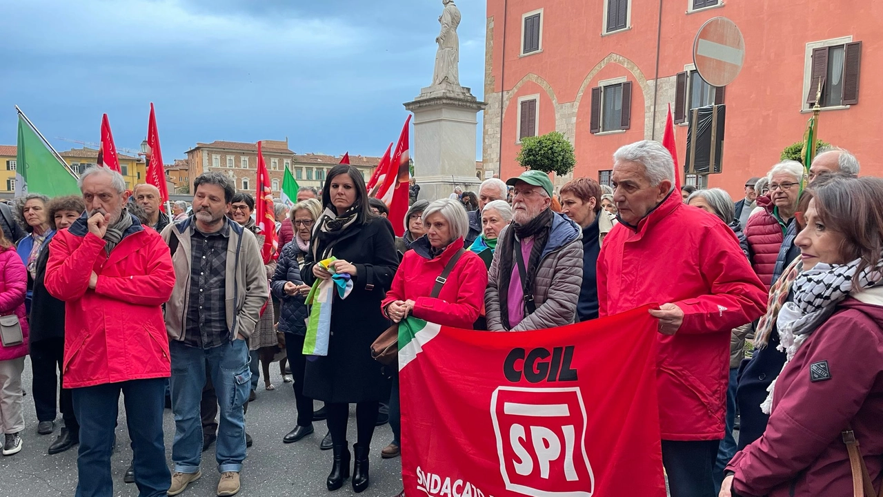 Una foto del presidio davanti alla prefettura