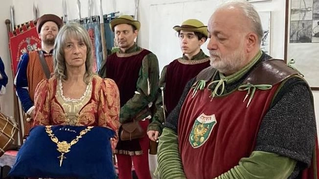 Claudio Boncompagni, balestriere di Sansepolcro, è stato nominato balestriere onorario della Federazione di San Marino per la sua lunga esperienza e dedizione. La cerimonia di consegna si è svolta sabato scorso, con riconoscimento anche per la sua abilità come orafo. Claudio Boncompagni, balestriere di Sansepolcro, è stato nominato balestriere onorario della Federazione di San Marino per la sua lunga esperienza e dedizione. La cerimonia di consegna si è svolta sabato scorso, con riconoscimento anche per la sua abilità come orafo.
