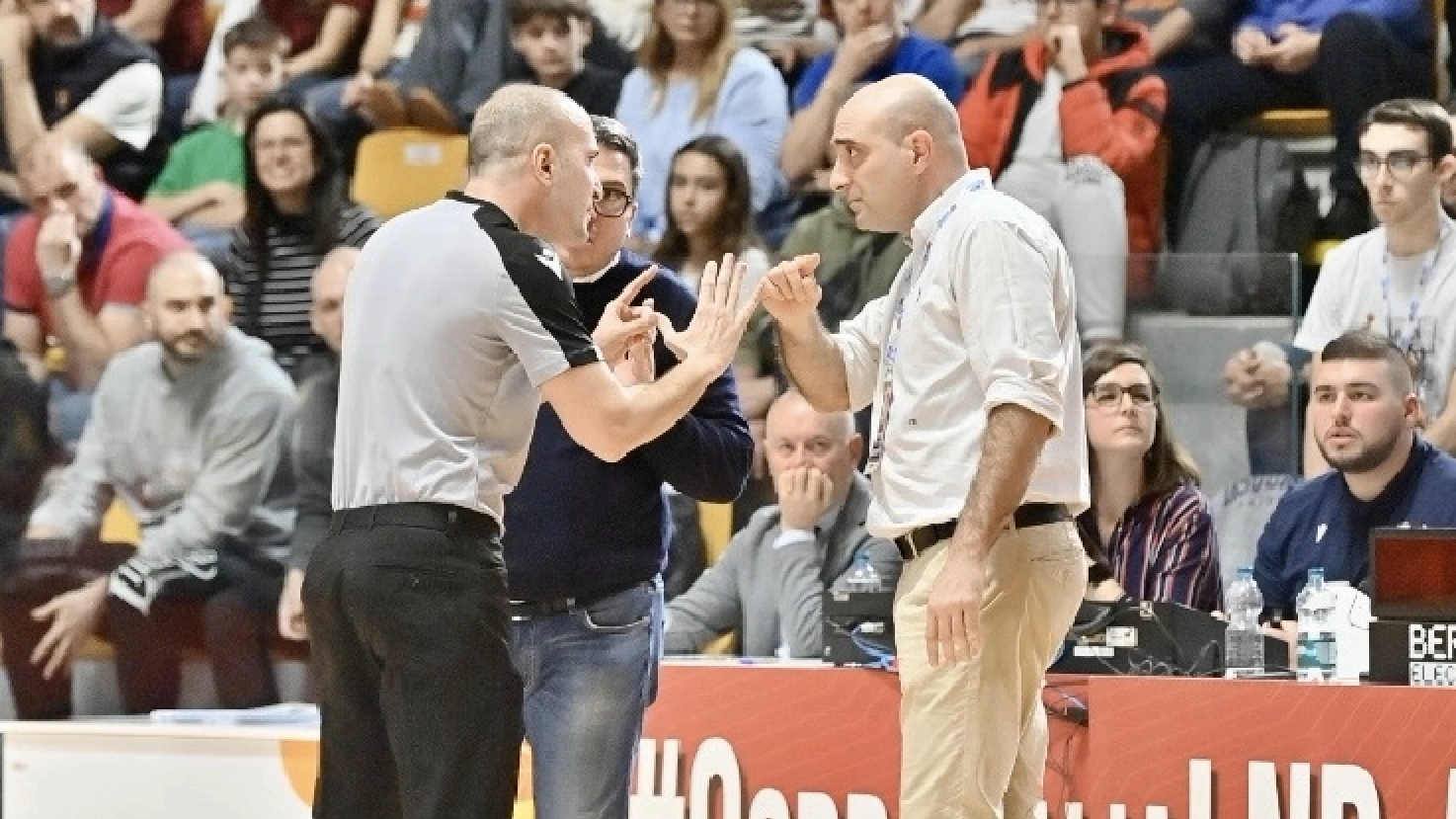 Coach Barsotti in una fase di gioco (Foto Novi)