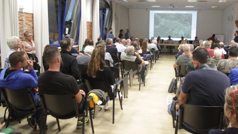 Una delle riunioni che si è svolta nella sala del consorzio Motore, a Campo Tizzoro, dedicata al progetto del collegamento Doganaccia Corno