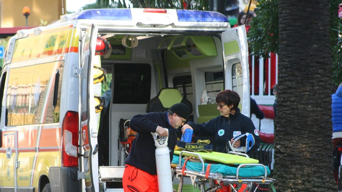 Sul posto sono intervenuti i soccorritori del 118, purtroppo per l'uomo non c'è stato niente da fare Sul posto sono intervenuti i soccorritori del 118, purtroppo per l'uomo non c'è stato niente da fare
