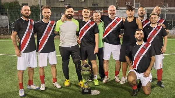 La formazione dell’Ultima spiaggia con la coppa toscana conquistata dopo la finale