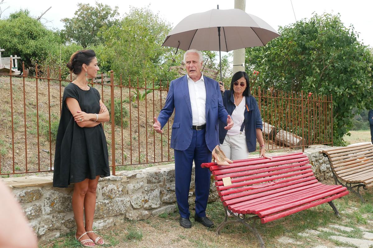 Panchina rossa, l’inaugurazione a Palazzuolo. “Rispetto e tutela della donna”