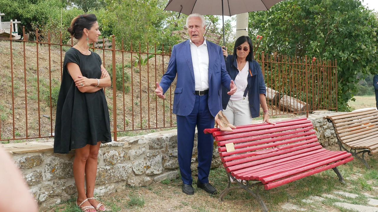 L'inaugurazione della panchina rossa contro la violenza sulle donne a Palazzuolo