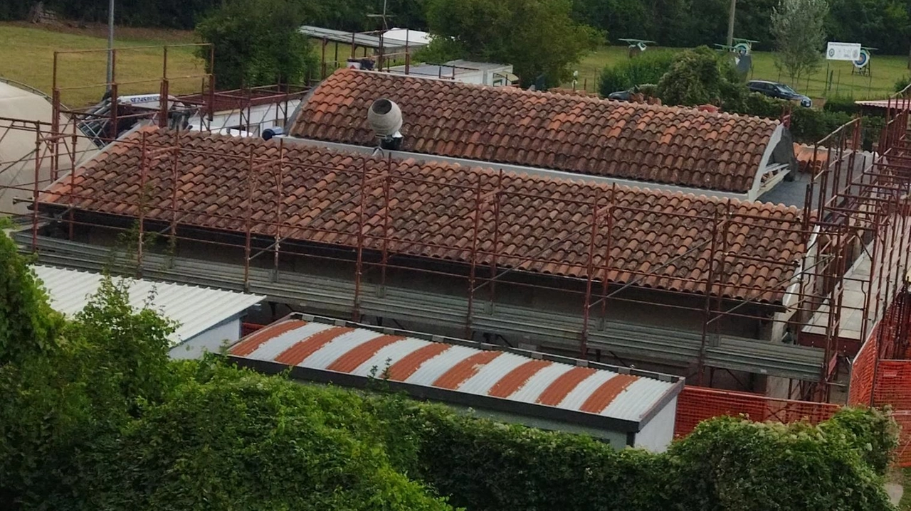 Lavori in corso alla copertura degli spogliatoi di uno dei campi di calcio del Bernino in dotazione alla Upp