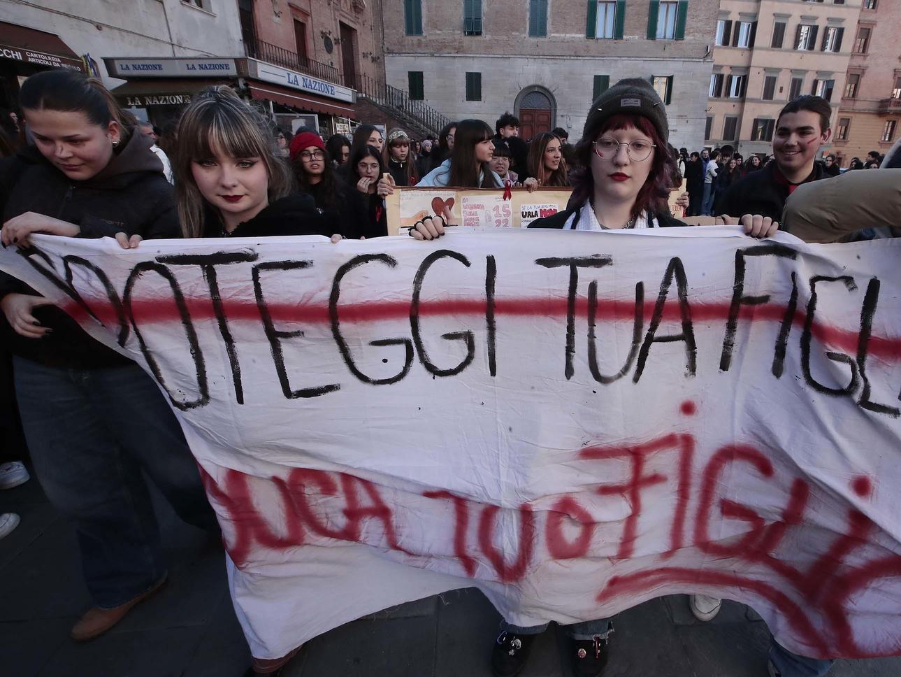 Violentata in Salento. Video dell’orrore, il branco filmò lo stupro Violentata in Salento. Video dell’orrore, il branco filmò lo stupro