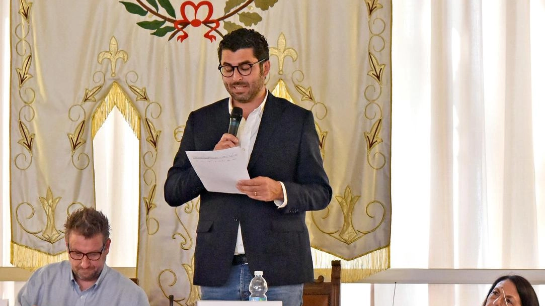 Il sindaco Matteo Buoncristiani durante il suo intervento ieri pomeriggio in consiglio comunale dove si è affrontata la questione della sua residenza