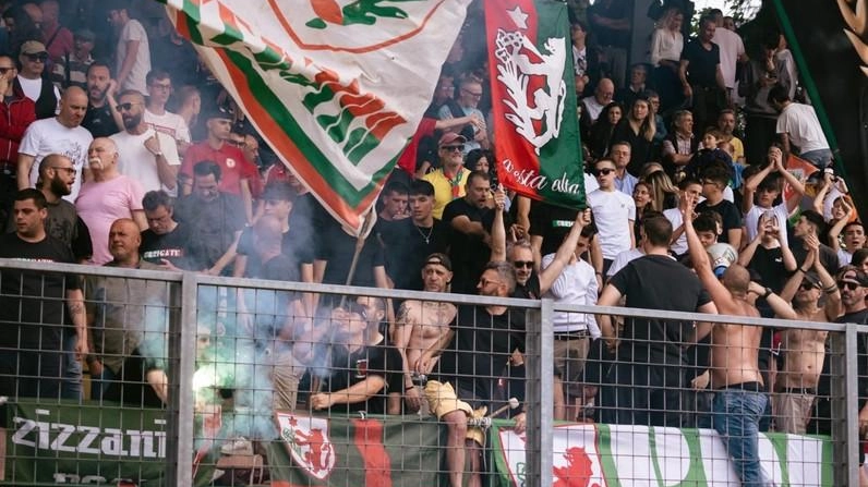La strapaesana del campionato di Eccellenza è la più sentita da entrambe le tifoserie pronte a farsi sentire. Quella volta che in campo spuntarono 11 carciofi e sulla statua di Ubaldino Peruzzi una sciarpa rossoverde. La strapaesana del campionato di Eccellenza è la più sentita da entrambe le tifoserie pronte a farsi sentire. Quella volta che in campo spuntarono 11 carciofi e sulla statua di Ubaldino Peruzzi una sciarpa rossoverde.