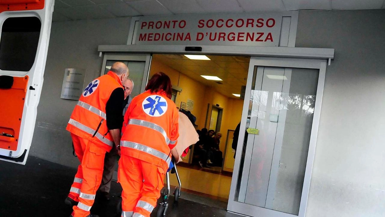 Il giovane è stato trasportato al pronto soccorso di Lucca in codice rosso (Foto di repertorio) Il giovane è stato trasportato al pronto soccorso di Lucca in codice rosso (Foto di repertorio)