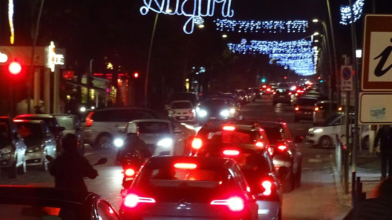 Luci e colori creano l’atmosfera natalizia in centro a Camaiore e non solo Luci e colori creano l’atmosfera natalizia in centro a Camaiore e non solo
