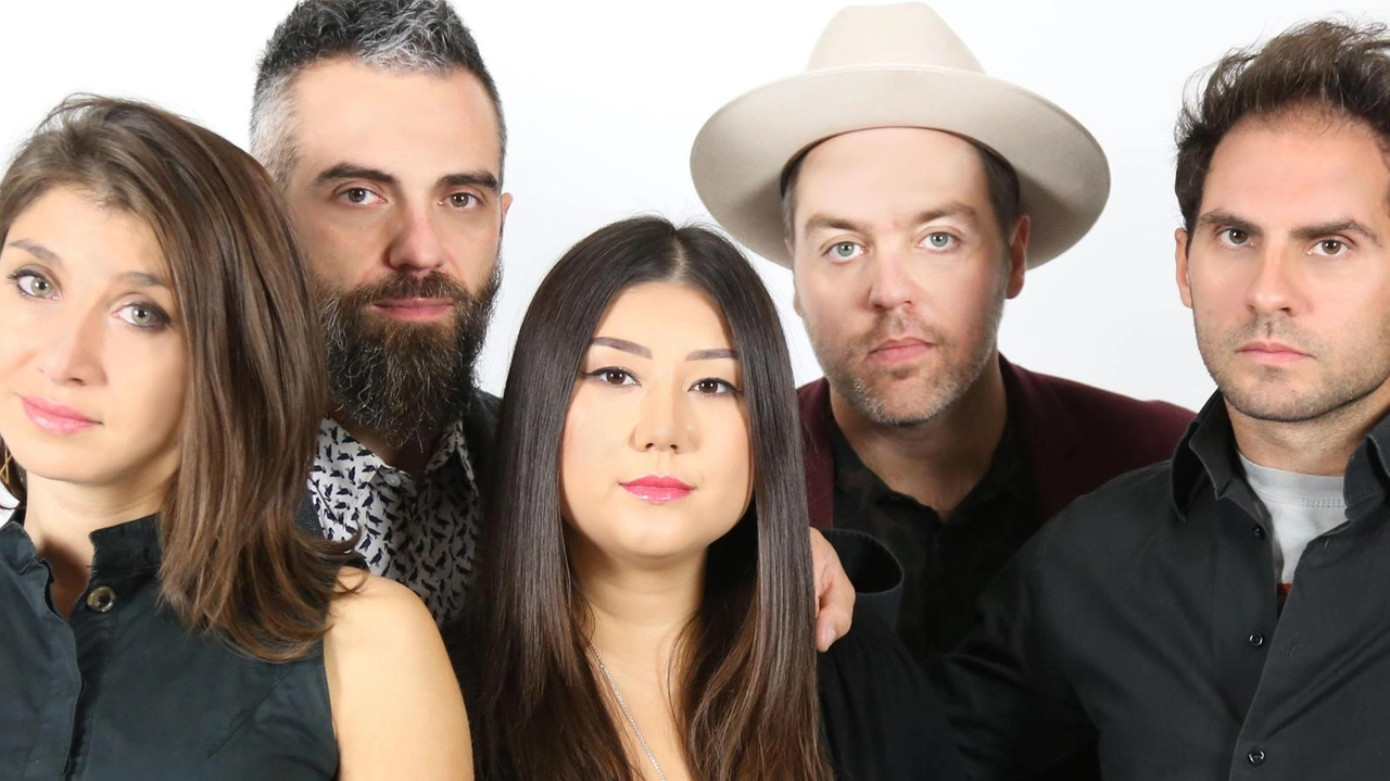 La vocal band Cluster che aprirà il festival con l’opening act di Stella e Leo Pugno Per ’Gubbio No Borders’ sarà la ventitreesima edizione Si parte domani, la chiusura sarà il 28 agosto La vocal band Cluster che aprirà il festival con l’opening act di Stella e Leo Pugno Per ’Gubbio No Borders’ sarà la ventitreesima edizione Si parte domani, la chiusura sarà il 28 agosto