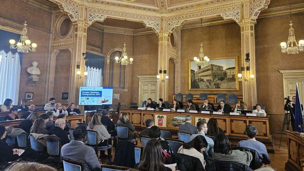 L’analisi del Dossier Statistico Immigrazione 2024, nella sala del Consiglio del palazzo della Provincia di Perugia L’analisi del Dossier Statistico Immigrazione 2024, nella sala del Consiglio del palazzo della Provincia di Perugia