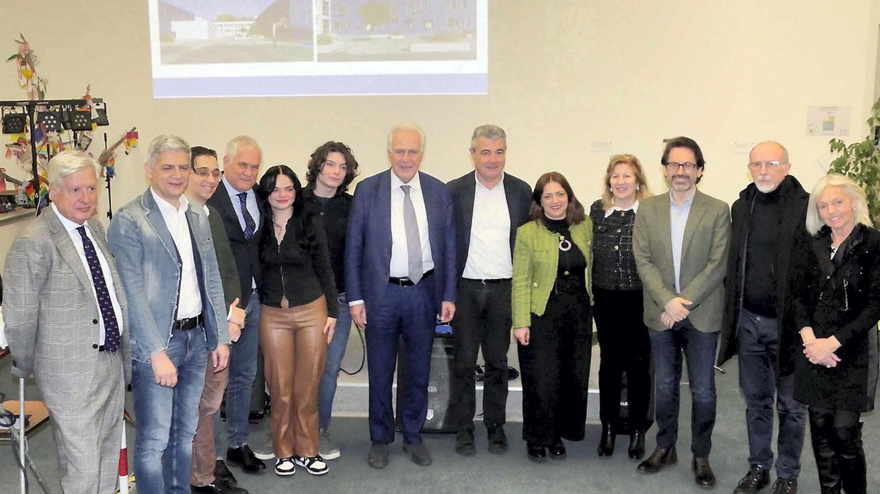 Presentato ieri il primo lotto dei lavori; ruspe in azione a partire dall’estate. In futuro è previsto un altro allargamento per il quale servono nove milioni. Presentato ieri il primo lotto dei lavori; ruspe in azione a partire dall’estate. In futuro è previsto un altro allargamento per il quale servono nove milioni.