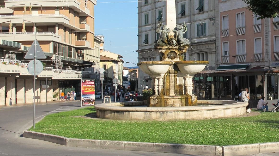 Commerciati di Montecatini Terme chiedono intervento contro sbandati che dormono sulle panchine di corso Matteotti, danneggiando l'immagine della città e il commercio locale. Appello per soluzioni urgenti. Commerciati di Montecatini Terme chiedono intervento contro sbandati che dormono sulle panchine di corso Matteotti, danneggiando l'immagine della città e il commercio locale. Appello per soluzioni urgenti.