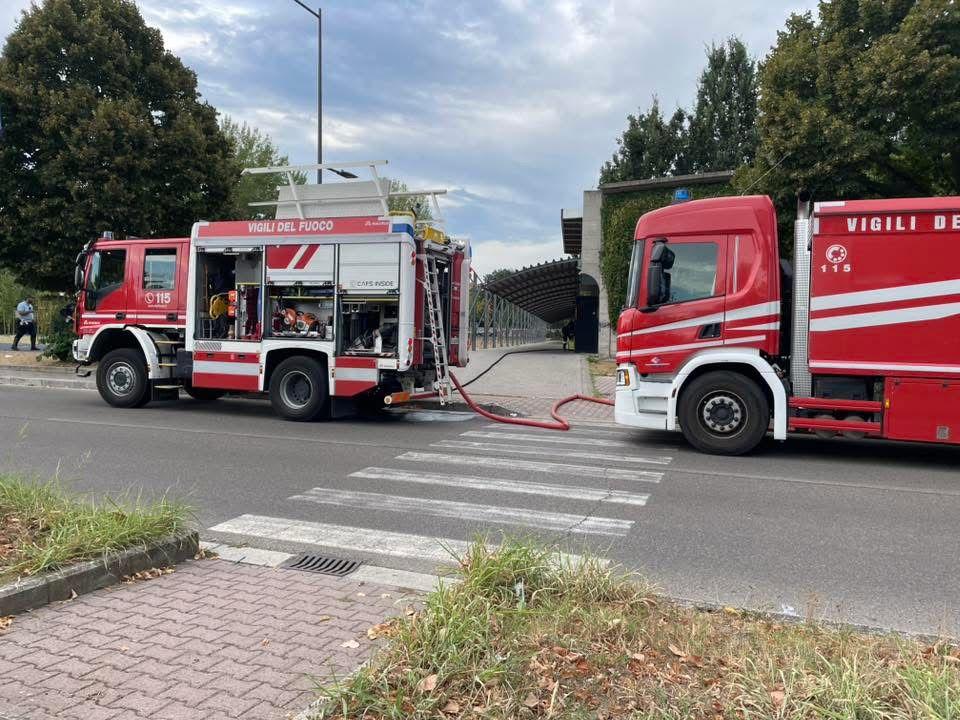 Incendio nella discoteca Viper, colonna di fumo nero. Vigili del fuoco in azione Incendio nella discoteca Viper, colonna di fumo nero. Vigili del fuoco in azione