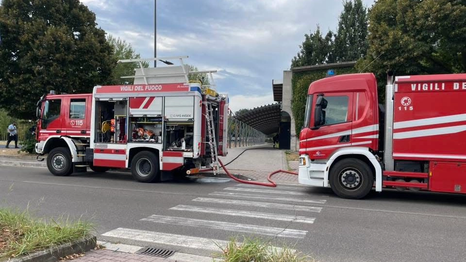 I vigili del fuoco intervenuti per l'incendio alla discoteca Viper di via Pistoiese I vigili del fuoco intervenuti per l'incendio alla discoteca Viper di via Pistoiese
