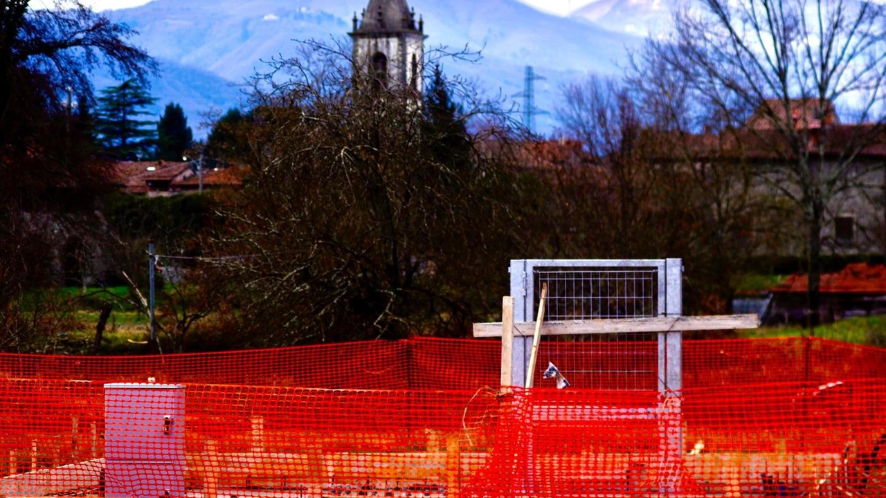 I lavori per l’installazione della nuova antenna 5G vicino al borgo di Filetto a Villafranca I lavori per l’installazione della nuova antenna 5G vicino al borgo di Filetto a Villafranca